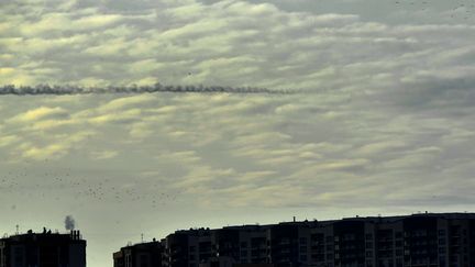 Un missile dans le ciel de Kiev, le 29 décembre 2022. (SERGEI SUPINSKY / AFP)