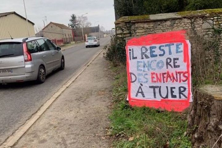 A Acquebouille dans le Loiret, des habitants fabriquent des affichent chocs pour inciter les automobilistes à réduire leur vitesse (France Télévision / Vincent Lamhaut)