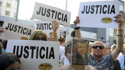 Des Argentins d&eacute;filent devant le si&egrave;ge de la mutuelle Amia, cible d'un attentat en 1994, le 21 janvier 2015 &agrave; Buenos Aires (Argentine). (ALEJANDRO PAGNI / AFP)