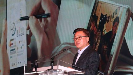 Koh Dong-Jin, le patron de la division mobile de Samsung Electronics, lors de sa conférence de presse, le 23 janvier 2017 à Séoul. (YONHAP / YONHAP)