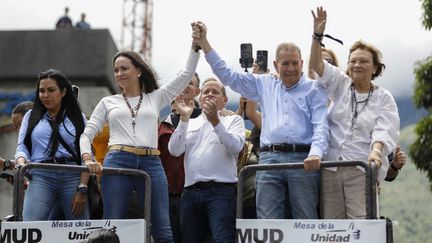 La dirigeante Maria Corina Machado salue la foule avec le candidat à la présidentielle Edmundo Gonzalez, le 30 juillet 2024, à Caracas au Venezuela (PEDRO RANCES MATTEY / ANADOLU)