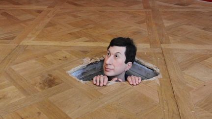 Une oeuvre (sans titre) en forme d'autoportrait de Maurizio Cattelan, dont le visage de cire a été façonné par Daniel Druet, exposée en 2016 à la Monnaie de Paris (France). (GINIES/SIPA)