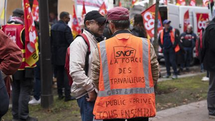 Des membres de la fédération CGT des cheminots lors d'une manifestation contre la réforme des retraites, le 1er octobre 2024. (FIORA GARENZI / HANS LUCAS / AFP)