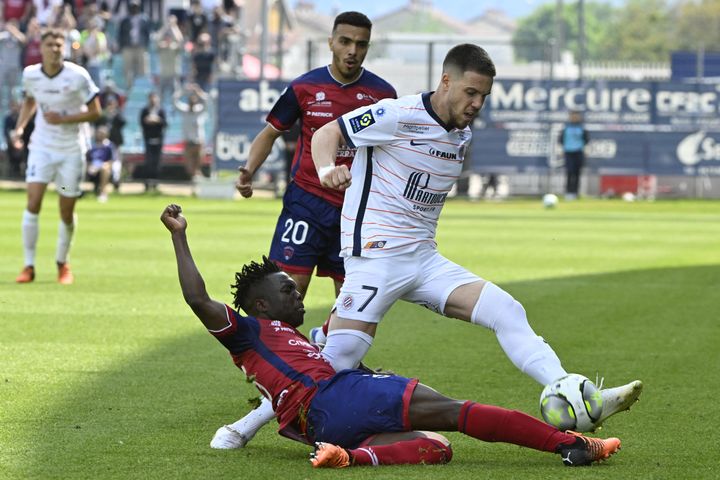 Le défenseur ghanéen de Clermont Alidu Seidu se bat pour le ballon avec le défenseur serbe Mihailo Ristic lors du match de Ligue 1 Clermont et Montpellier au stade Gabriel Montpied de Clermont-Ferrand, le 8 mai 2022 . (THIERRY ZOCCOLAN / AFP)