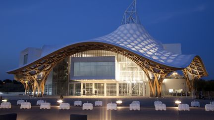 Le Centre Pompidou de Metz, con&ccedil;u par Shigeru Ban et Jean de Gastines. Sa&nbsp;converture en toile a plusieurs fois &eacute;t&eacute; menac&eacute;e par la neige. (MATTHIEU COLIN / HEMIS.FR / AFP)