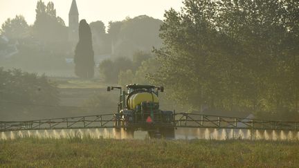 Un agriculteur français asperge un champ de glyphosate à Saint-Germain-sur-Sarthe (Sarthe), le 16 septembre 2019. (JEAN-FRANCOIS MONIER / AFP)