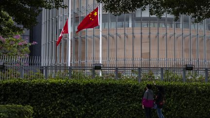 Les drapeaux de Hong Kong et de la Chine devant le bâtiment du Conseil législatif à Hong Kong le 1er décembre 2022. Photo d'illustration. (ISAAC LAWRENCE / AFP)