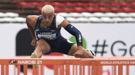 Le Français Sasha Zhoya&nbsp;s'est emparé de la meilleure marque de l'histoire chez les juniors, vendredi 20 août aux Mondiaux de Nairobi.&nbsp; (TONY KARUMBA / AFP)