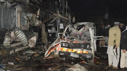 Des policiers pakistanais sont sur les lieux o&ugrave; un kamikaze a fait exploser sa voiture, &agrave; Quetta, le 10 janvier 2013.&nbsp; (BANARAS KHAN / AFP)