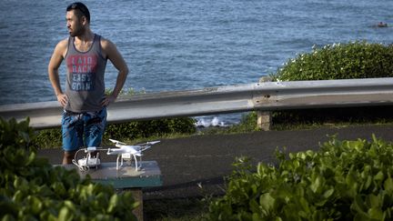 Un drone survole le cortège d'Obama à Hawaï et oblige le service de protection du président à intervenir.