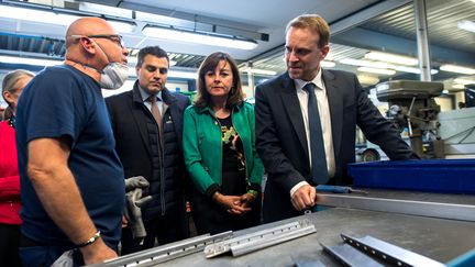 Le ministre de l'Industrie Marc Ferracci et la présidente de la région Occitanie Carole Delga en visite dans une usine de la compagnie aéronautique Nexteam, à Launaguet (Haute-Garonne) le 18 novembre 2024 (MATTHIEU RONDEL / AFP)