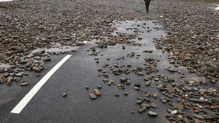 Des pierres amen&eacute;es par le vent et la mar&eacute;e recouvrent la route sur le front de mer &agrave; Penhors (Finist&egrave;re), le 5 janvier 2014. (MAL LANGSDON / REUTERS)