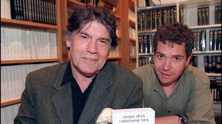 Christophe Nick et Pierre Péan, le 22 mai 1997. (THOMAS COEX / AFP)