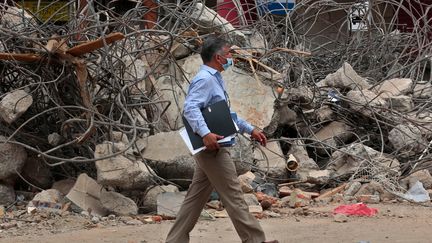 Un homme dans les rues dévastées de&nbsp;Portoviejo (Equateur), le 21 avril 2016.&nbsp; (JUAN CEVALLOS / AFP)