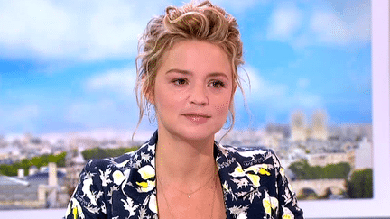 Virginie Efira invitée du journal de France 2 pour évoquer son rôle dans le film de Marion Vernoux "Et ta soeur" 
 (France 2 / Culturebox)