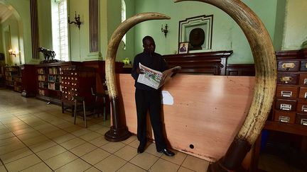 à l’entrée de la bibliothèque McMillan, deux imposantes défenses d’éléphants accueillent le visiteur, en mémoire de l’explorateur William Northrup McMillan. Mais aujourd’hui, cet imposant bâtiment à colonnades, ouvert en 1931, est en piteux état.
 (Tony Karumba /AFP)