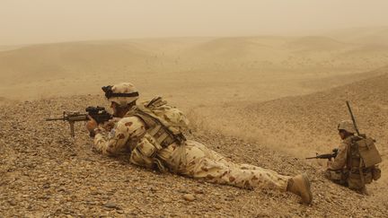 Deux soldats australiens dans le désert du Helmand en Afghanistan, le 13 septembre 2010. (ERIK DE CASTRO / REUTERS)