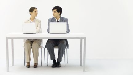 Les écarts de salaire entre les femmes et les hommes persistent, et plus encore, se creusent. (PHOTOALTO / AFP)