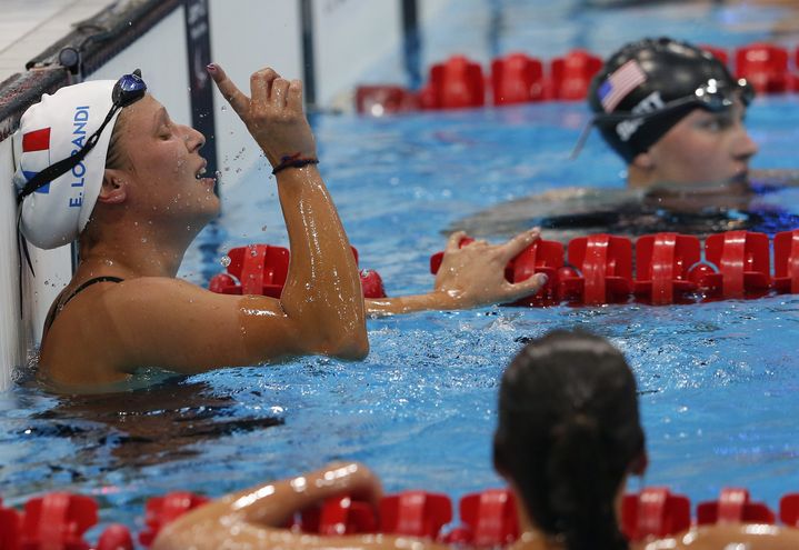 Elodie Lorandi célèbre sa médaille d'or au 400 m nage libre, lors des Jeux paralympiques de Londres, le 5 septembre 2012. (MAXPPP)