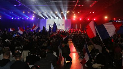 Des partisans d'Eric Zemmour participent à son meeting à Villepinte (Seine-Saint-Denis), le 5 décembre 2021. (STEFANO RELLANDINI / AFP)