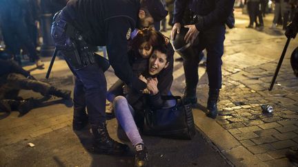 Arrestation de manifestantes lors de la manifestation pro-avortement &agrave; Madrid (Espagne) le 20 d&eacute;cembre 2013.&nbsp; (ANDRES KUDACKI / AP / SIPA)