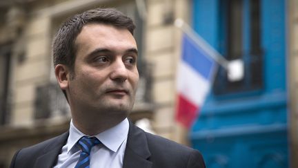 Le vice-pr&eacute;sident du Front national devant le ministre de l'Int&eacute;rieur &agrave; Paris, le 25 avril 2014. (JOEL SAGET / AFP)