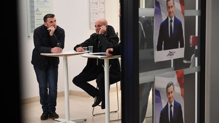 Des supporters de Nicolas Sarkozy dans son QG, au soir du premier tour de la primaire à droite, dimanche 20 novembre 2016.&nbsp; (ERIC FEFERBERG / AFP)