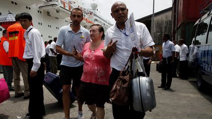 Une femme d&eacute;barque du "Costa Allegra" &agrave; son arriv&eacute;e aux Seychelles, le 1er mars 2012. (AHMED JADALLAH / REUTERS)