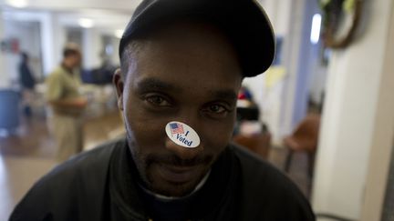 Un &eacute;lecteur de Youngstown (Ohio) porte un autocollant sur son nez apr&egrave;s avoir vot&eacute; pour la premi&egrave;re fois, mardi 6 novembre 2012. (JEFF SWENSEN / GETTY IMAGES / AFP)