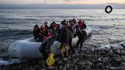 Des migrants débarquent à Lesbos (Grèce), le 2 mars 2020. (ARIS MESSINIS / AFP)