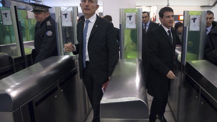 Le ministre de l'Intérieur était ce matin à la gare du Nord à Paris à l'occasion d'une visite des forces de l'ordre "mobilisées pour assurer la sécurité des voyageurs" en cette période de fêtes. Avec le dispositif Vigipirate renforcé, 200 policiers, gendarmes et militaires sont déployés dans les gares parisiennes pour les grands départs de fin d'année