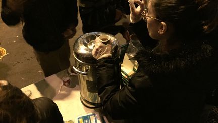 L'association Exclusolidaires distribue des boissons et repas chauds, lundi 5 février, avenue Jean-Jaurès à Paris. (JULIE PACAUD / RADIO FRANCE)