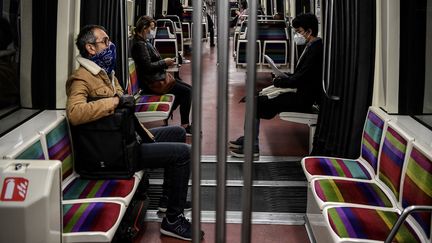 Des passagers d'un métro parisien, le 4 mai 2020. (CHRISTOPHE ARCHAMBAULT / AFP)