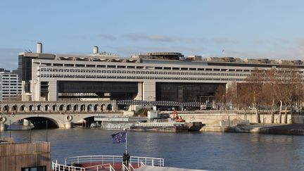 La dette publique de la France a diminué de 0,9 point à 97,6% du PIB au troisième trimestre, annonce l'Insee, vendredi 24 décembre 2016.&nbsp; (MANUEL COHEN / AFP)