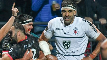 Les Lyonnais célèbrent leur victoire face à Toulouse pour la 7e journée de Top 14, dimanche 17 octobre. (PHILIPPE DESMAZES / AFP)