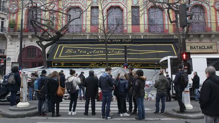 Des passants devant le Bataclan, le 13 décembre 2015, à Paris. (MATTHIEU ALEXANDRE / AFP)