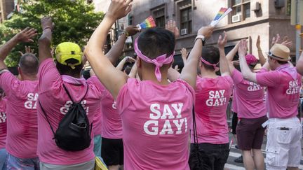 "Say gay !" (Dites gay !) scandent ces manifestants le 26 juin 2022 à New York aux Etats-Unis en réaction à la loi qui interdit désormais en Floride de parler&nbsp;l'orientation sexuelle ou l'identité de genre. (SARAH YENESEL / EPA / VIA MAXPPP)
