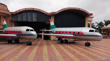 Deux répliques d'avion ornent l'aéroport du "dernier vol pour le salut".

 (HIRAL DAVE / HINDUSTAN TIMES)