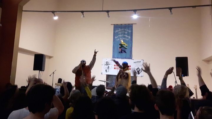 A Washington, le collectif Disrupt J20, qui structure la contestation anti-Trump, organise un concert dans l'église St Stephen; (RADIO FRANCE / GREGOIRE LECALOT)