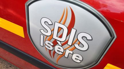 Les sapeurs-pompiers de l'Isère reçus à coups de mortiers le 21 décembre 2024 au soir dans un quartier de Grenoble où ils avaient été appelés pour des feux de poubelles. (VERONIQUE PUEYO / RADIO FRANCE)