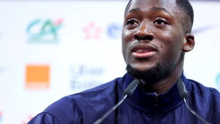 Ibrahima Konaté en conférence de presse, le 8 octobre 2024 à Clairefontaine. (FRANCK FIFE / AFP)