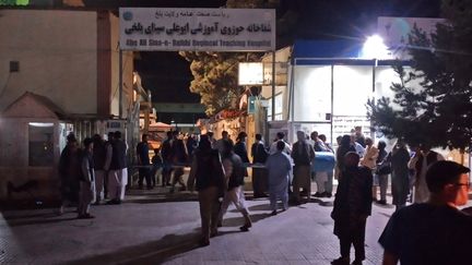 Des proches de victimes de trois attaques se&nbsp;réunissent à l'entrée de l'hôpital de&nbsp;Mazar-i-Sharif&nbsp;(Afghanistan), le 25 mai 2022.&nbsp; (AFP)