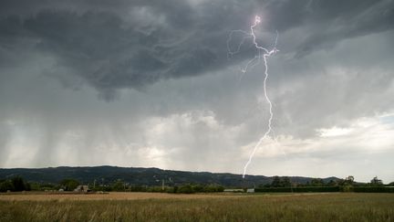 Un orage dans la Drôme, près de Valence, le 12 février 2020.&nbsp; (XAVIER DELORME / BIOSPHOTO / AFP)