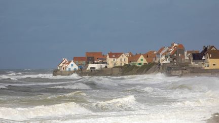 Le village d'Audresselles, sur la côte d'Opale (Pas-de-Calais), lors d'une tempête, le 28 septembre 2019. (LECLERCQ OLIVIER / AFP)