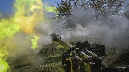 Un soldat arménien, le 25 octobre 2020, pendant les combats entre les forces arméniennes et azerbaïdjanaises&nbsp;dans la région sécessionniste du Haut-Karabakh.&nbsp; (ARIS MESSINIS / AFP)