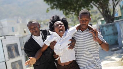 Une femme hurle avant le d&eacute;but des fun&eacute;railles des victimes du carnaval de Port-au-Prince (Ha&iuml;ti), le 21 f&eacute;vrier 2015. (REUTERS)