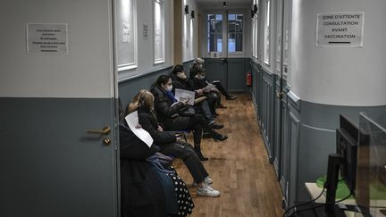 Des patients attendent pour se faire vacciner contre le Covid-19 à Paris, samedi 27 novembre 2021. (STEPHANE DE SAKUTIN / AFP)