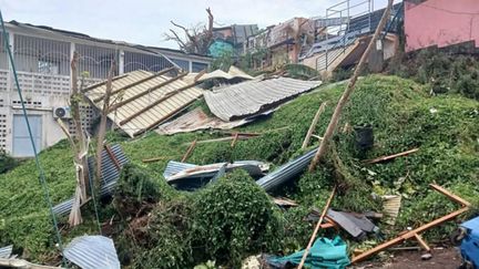 Les dégâts du cyclone Chido à Mamoudzou, le 14 décembre 2024. (DANIEL MOUHAMADI / AFP)