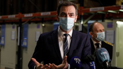 Le ministre de la Santé, Olivier Véran, visite un centre logistique pour la distribution du vaccin contre le Covid-19, à&nbsp;Chanteloup-en-Brie (Seine-et-Marne), le 22 décembre 2020. (GEOFFROY VAN DER HASSELT / POOL / AFP)