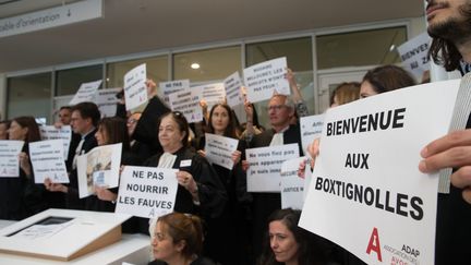 Manifestation des avocats contre les box vitrés lors de la comparution des detenus au nouveau tribunal de grande instance des&nbsp;Batignolles, à Paris, le 23 avril. (MAXPPP)